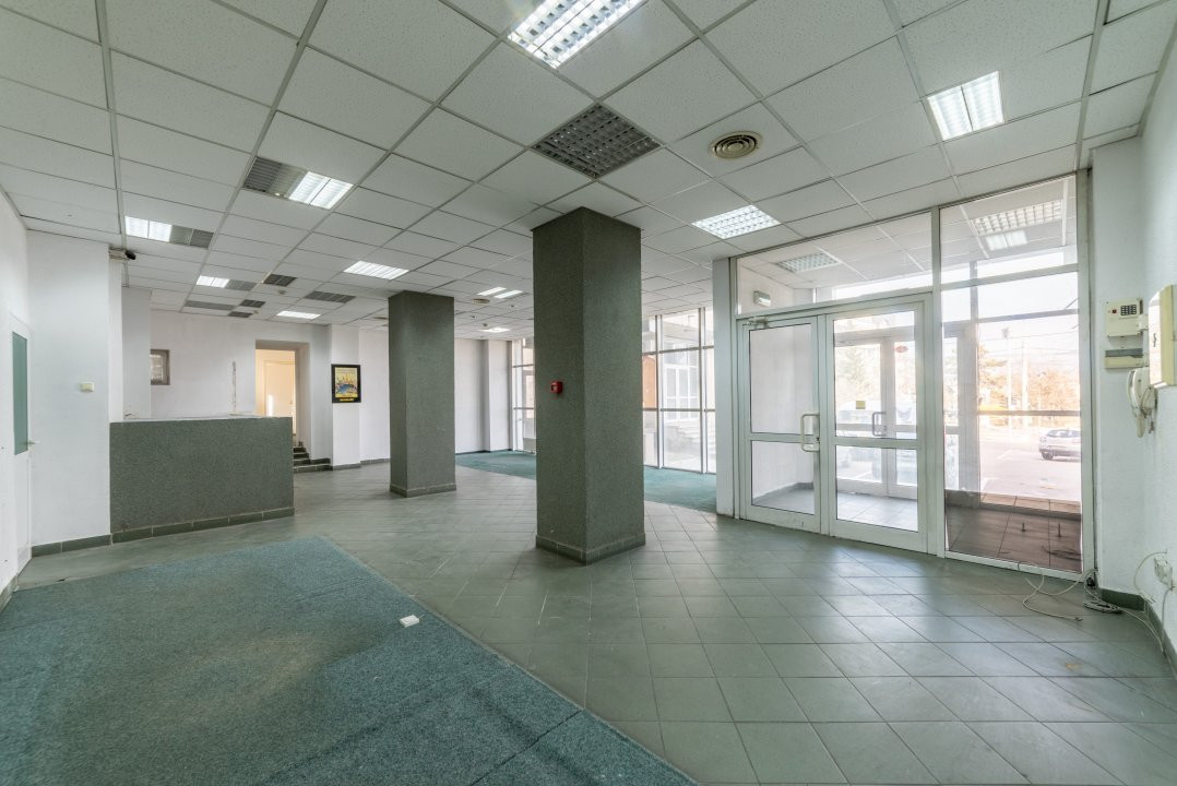 Spațiu situat pe cea mai circulată stradă din oraș - Bd. N. Bălcescu