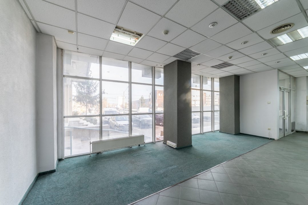 Spațiu situat pe cea mai circulată stradă din oraș - Bd. N. Bălcescu