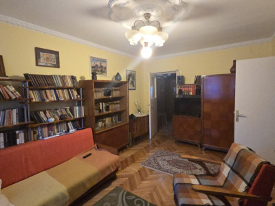 De Vânzare apartament  3 camere Careiului