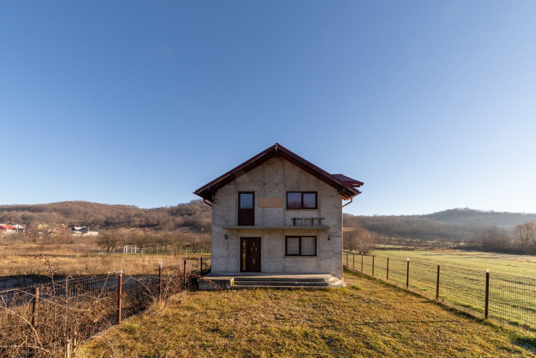 Casă de familie într-o zonă de deal cu peisaje superbe