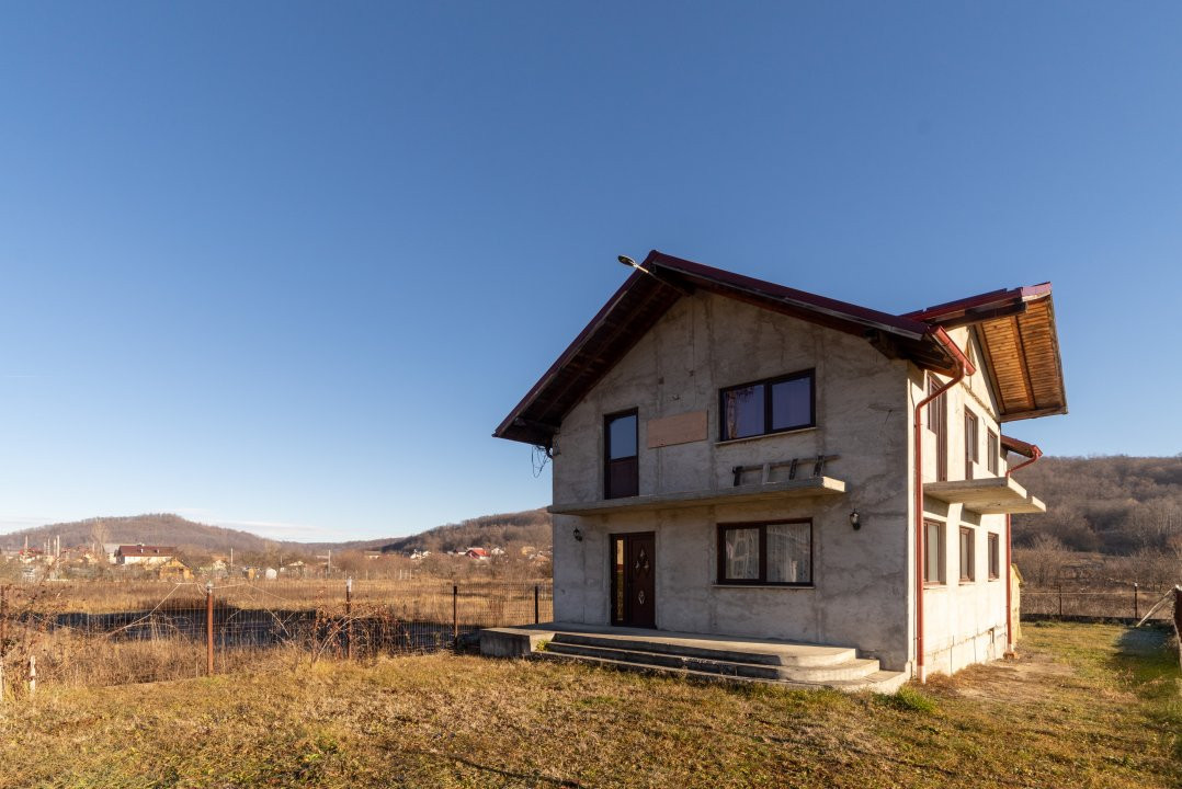 Casă de familie într-o zonă de deal cu peisaje superbe