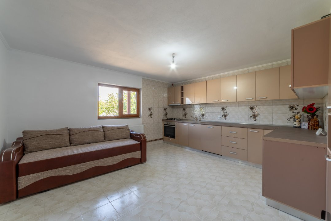 Casa  cu 4 camere in Sat Bujoi, Comuna Bogați+ Anexe + Teren 2693 mp