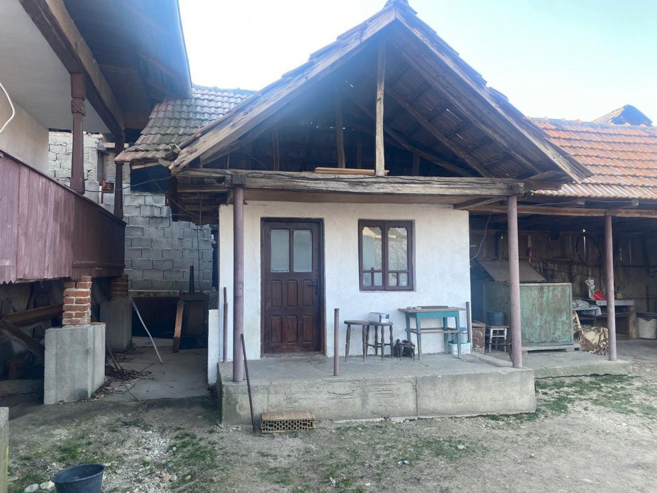 Casă tradițională cu teren generos la țară – Gorj, Șomănești