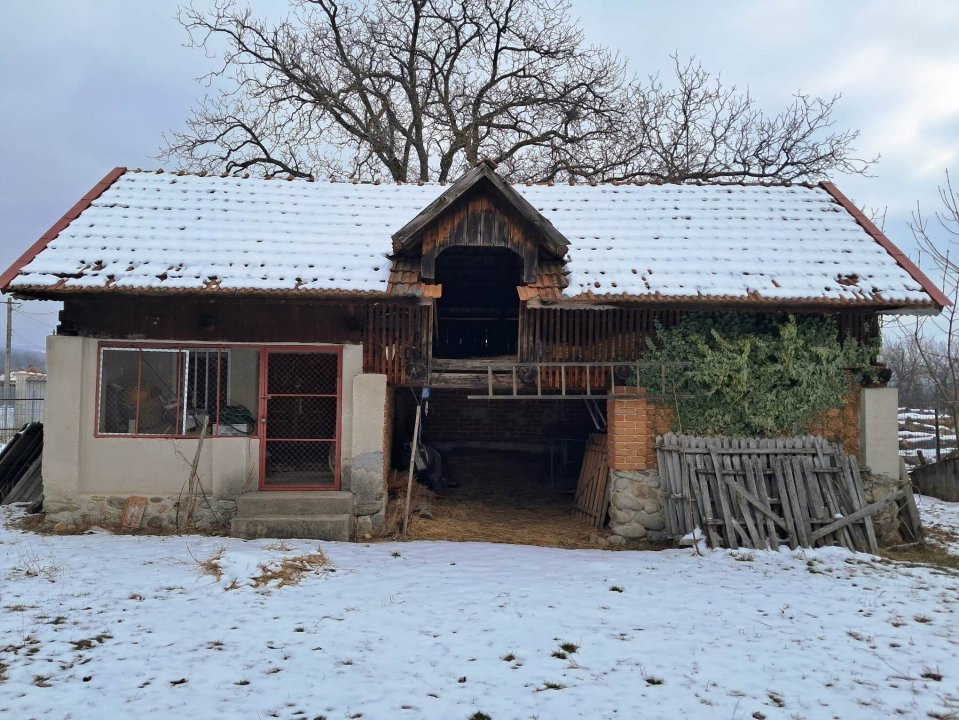 CASĂ SI TEREN POLOVRAGI