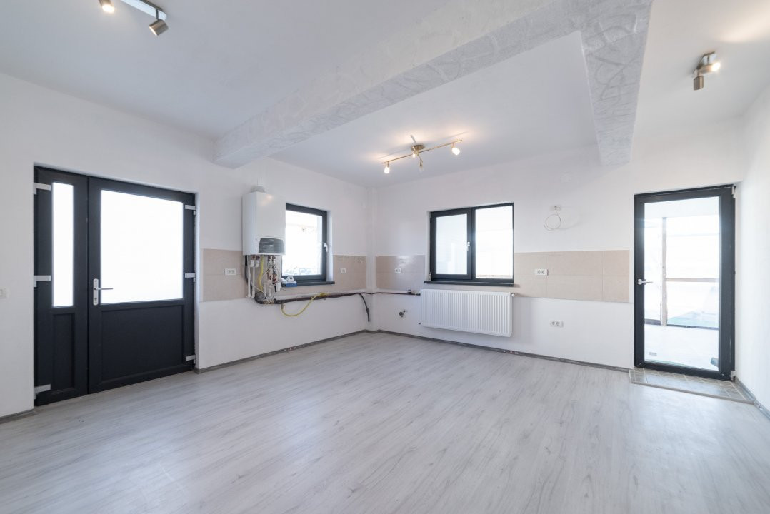 Apartament 3 camere cu terasa și curte!!!!