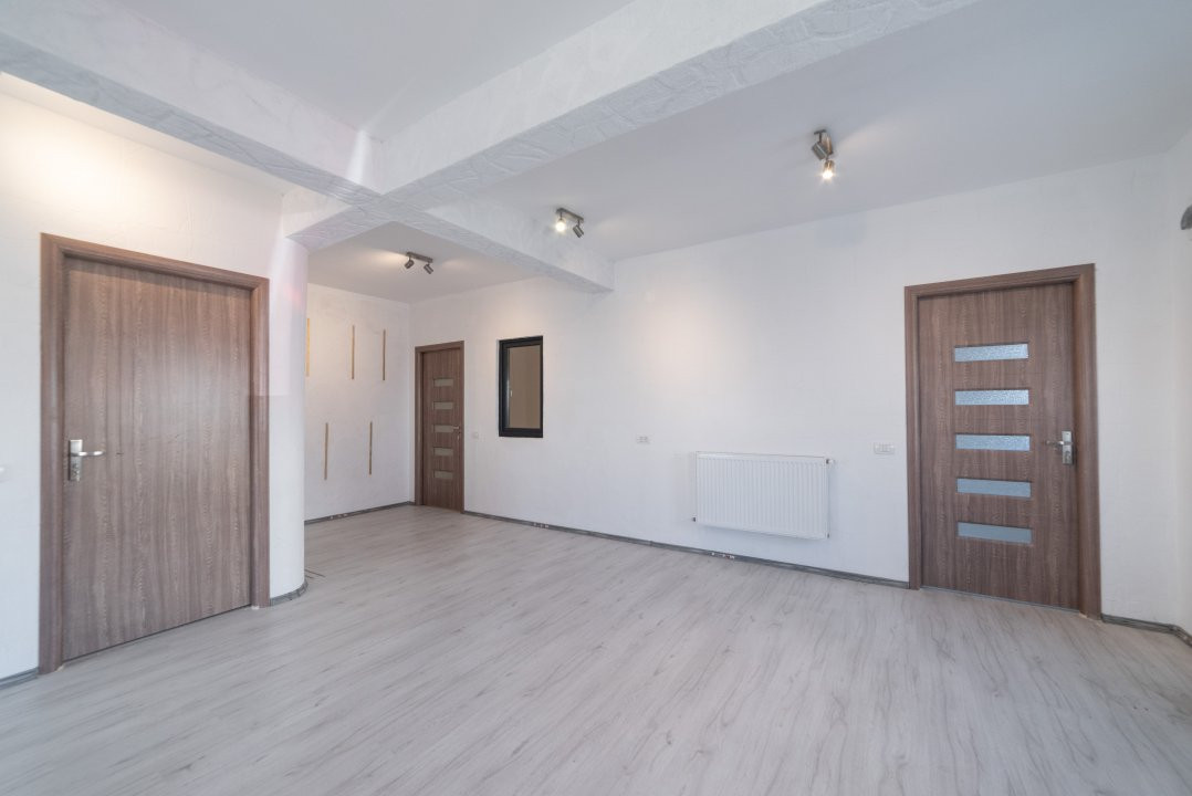Apartament 3 camere cu terasa și curte!!!!