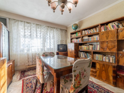 Apartament cu 3 camere, etajul 1 - Centru