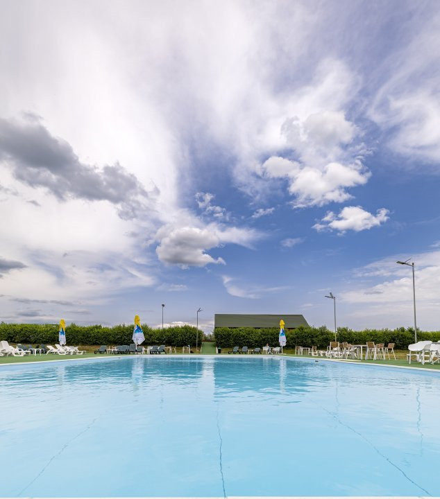 Afacere functionala - MOTEL si CAMPING cu terasa, piscina si lacuri pescuit