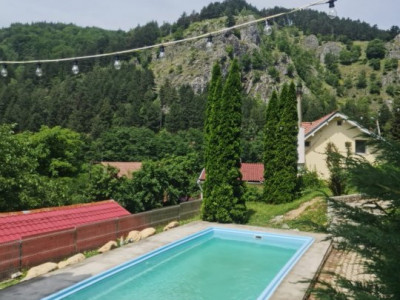 VANZARE / SCHIMB  PENSIUNE in zona de munte, langa Pestera Muierilor