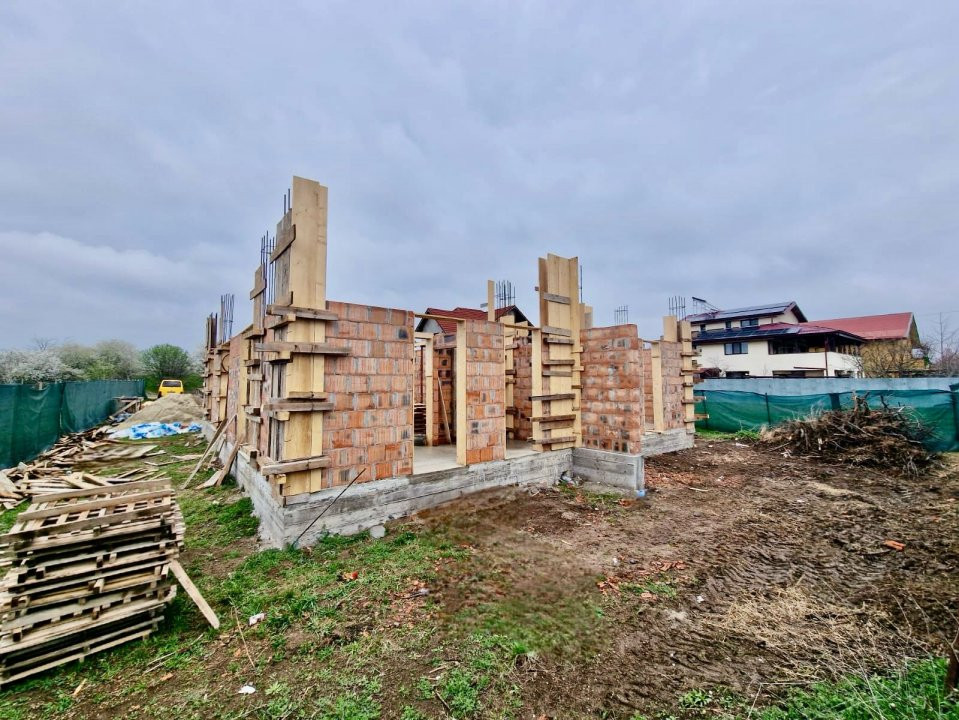 Casa tip duplex Mogosoaia central , curte 