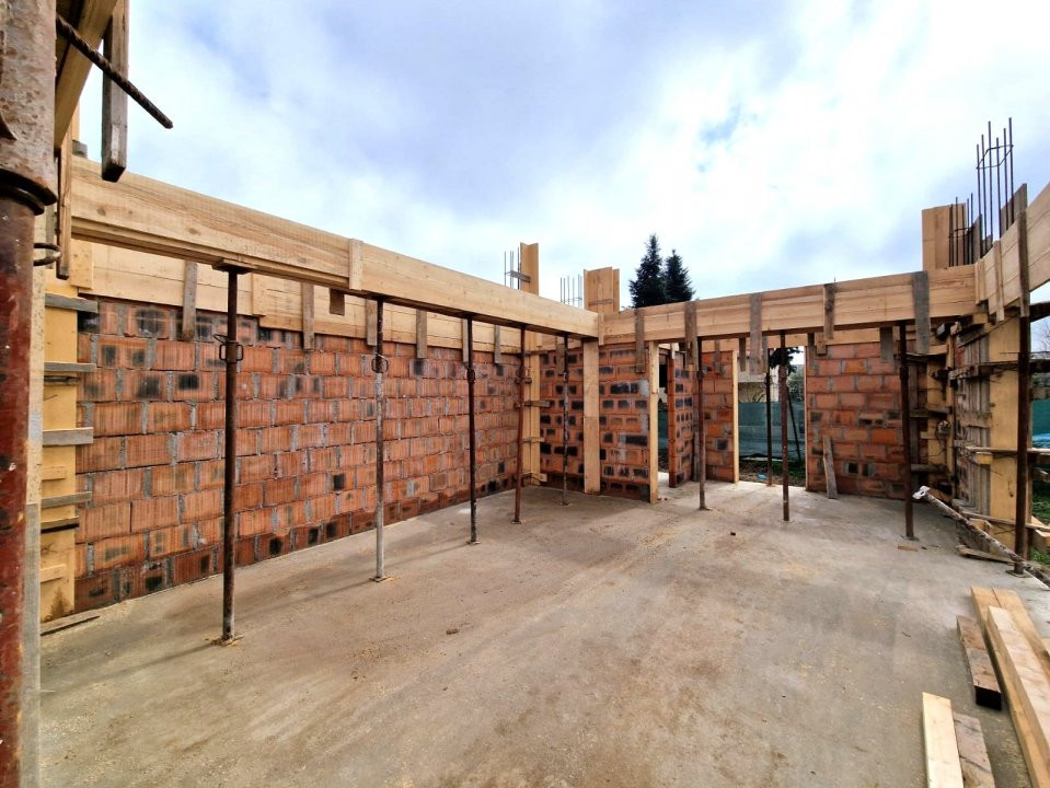 Casa tip duplex Mogosoaia central , curte 