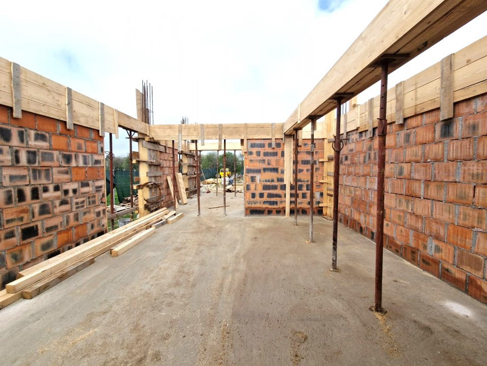 Casa tip duplex Mogosoaia central , curte 