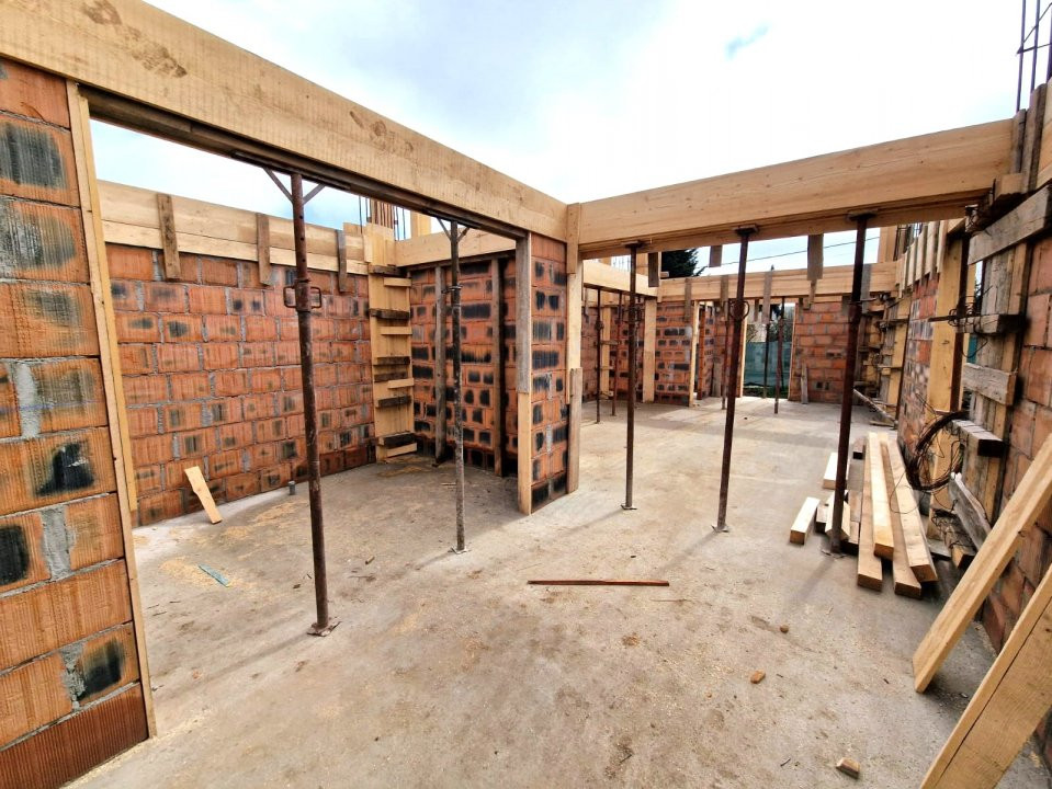Casa tip duplex Mogosoaia central , curte 
