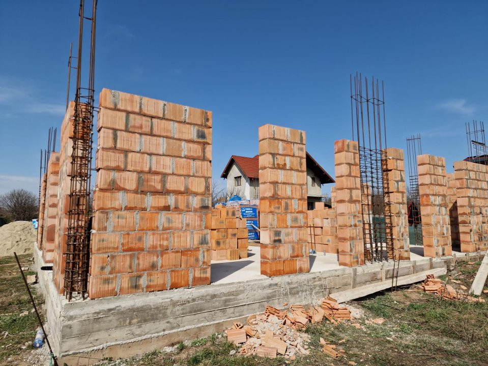 Casa tip duplex Mogosoaia central , curte 