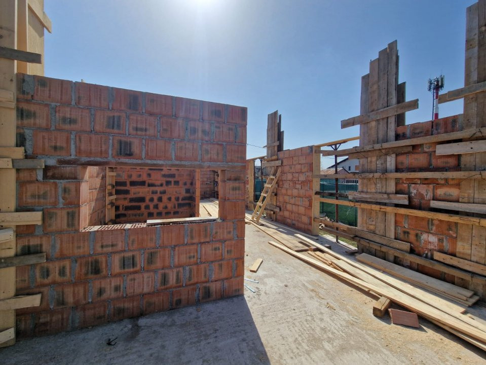 Casa tip duplex Mogosoaia central , curte 