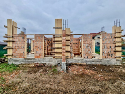 Casa tip duplex Mogosoaia central , curte 
