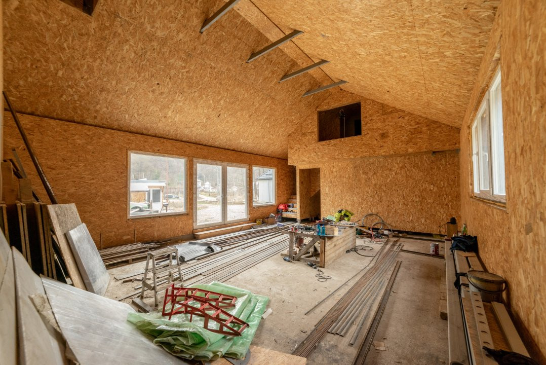 Casă modernă cu 5 camere într-o zonă liniștită de deal