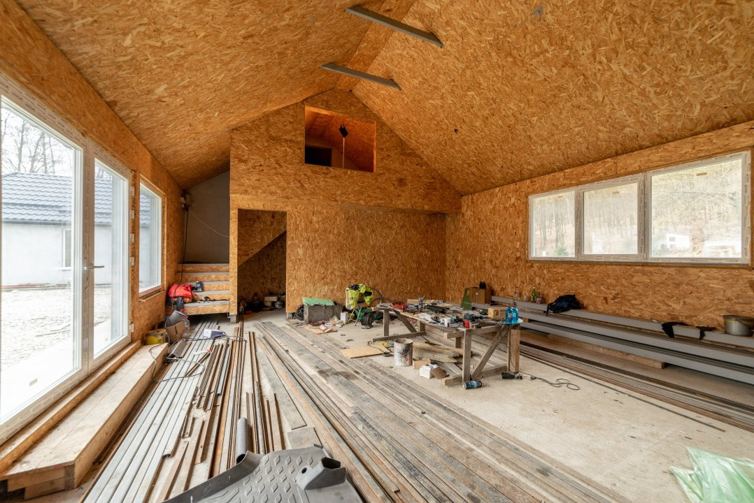 Casă modernă cu 5 camere într-o zonă liniștită de deal