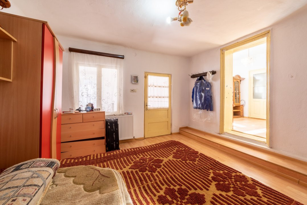 Casă spațioasă cu livadă și anexe, la 20 km de Pitești – 1810 mp teren