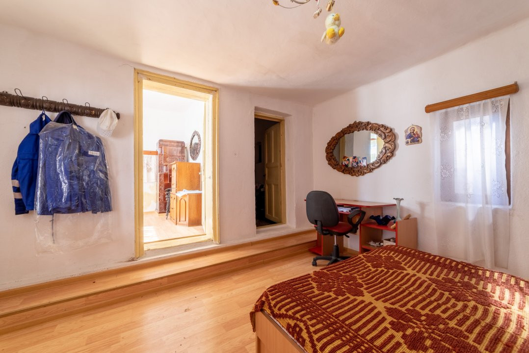 Casă spațioasă cu livadă și anexe, la 20 km de Pitești – 1810 mp teren