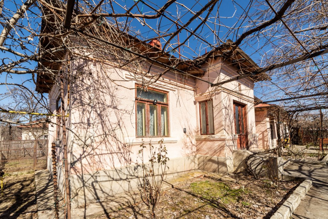 Casă spațioasă cu livadă și anexe, la 20 km de Pitești – 1810 mp teren