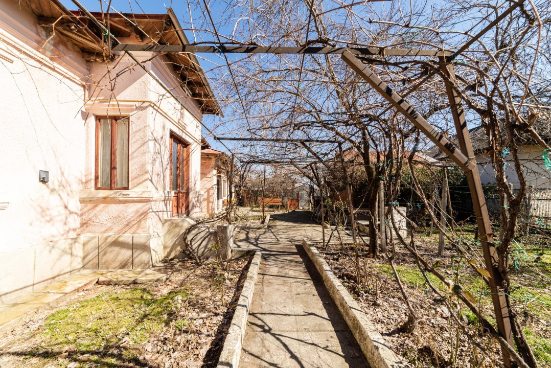 Casă spațioasă cu livadă și anexe, la 20 km de Pitești – 1810 mp teren
