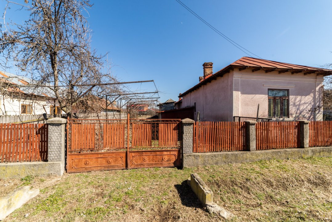 Casă spațioasă cu livadă și anexe, la 20 km de Pitești – 1810 mp teren