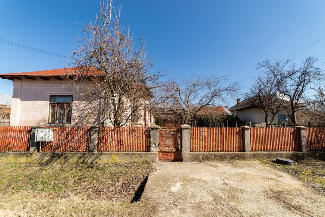 Casă spațioasă cu livadă și anexe, la 20 km de Pitești – 1810 mp teren