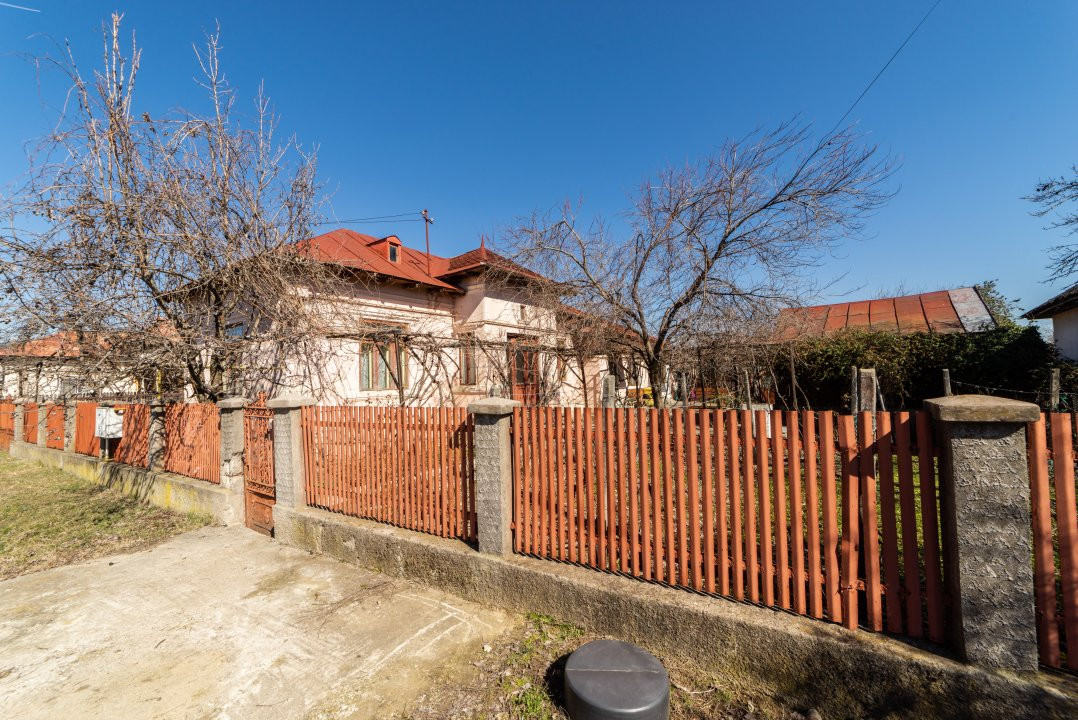 Casă spațioasă cu livadă și anexe, la 20 km de Pitești – 1810 mp teren