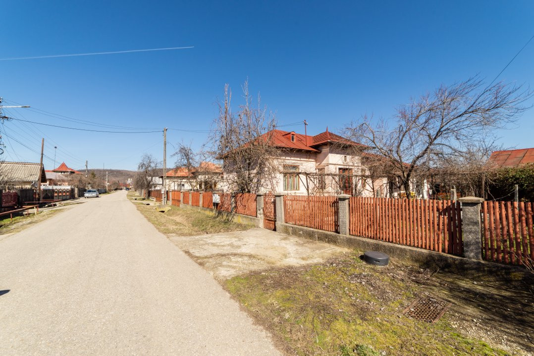 Casă spațioasă cu livadă și anexe, la 20 km de Pitești – 1810 mp teren