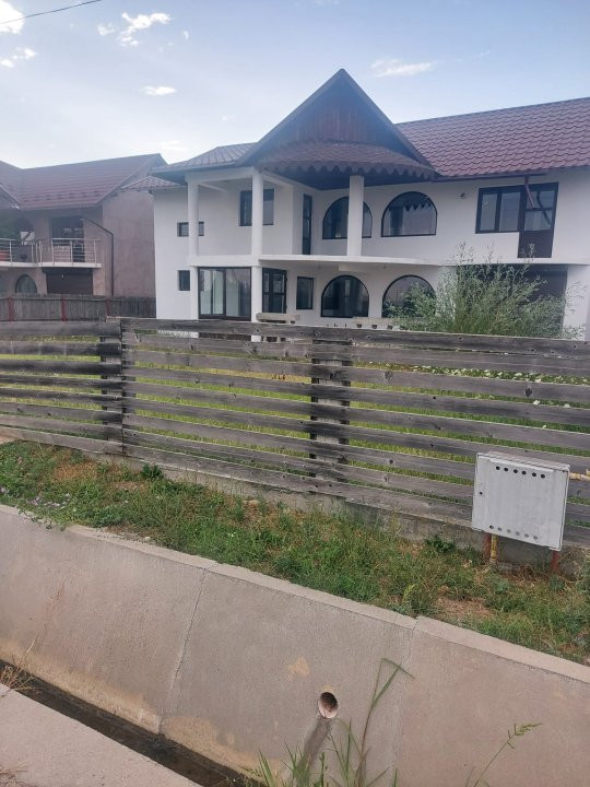 Casa spațioasă de vanzare - 225 mp utili, strada Scoarței, Bradu/zona Primăriei
