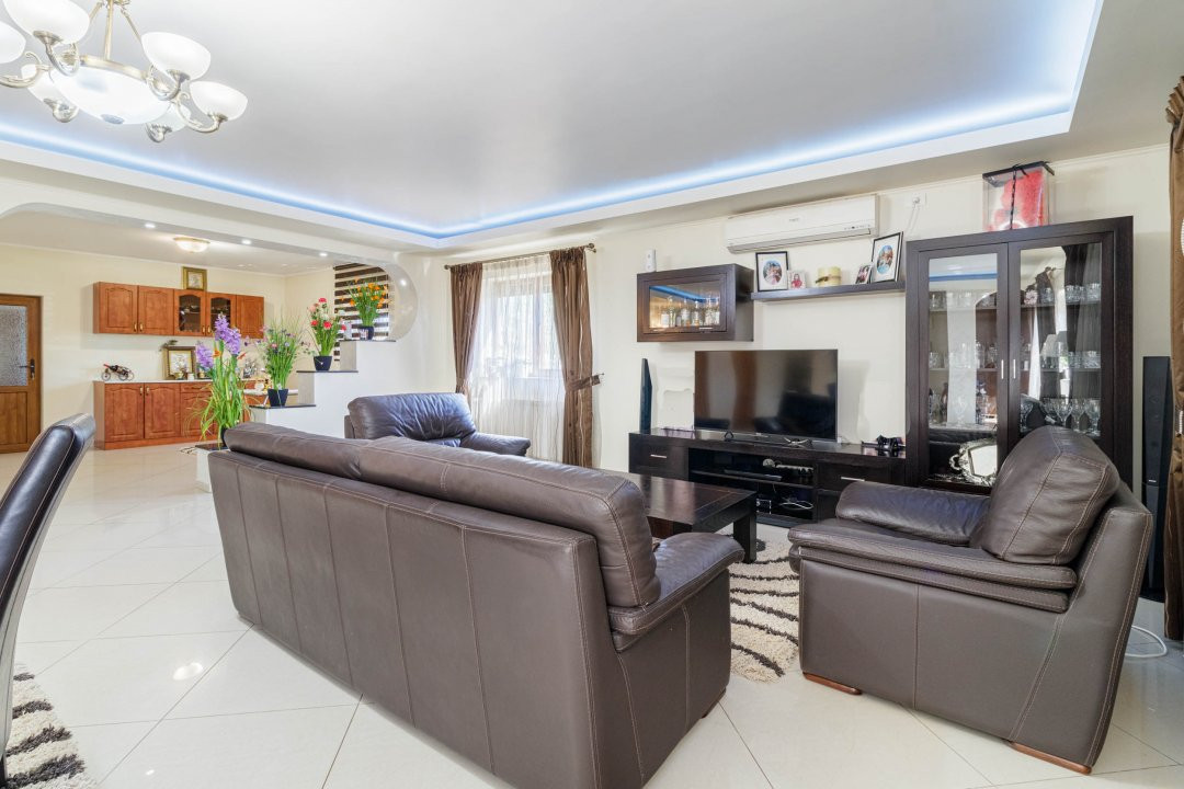 Casa Tunari Central – curte mare, living generos, pozitie excelenta