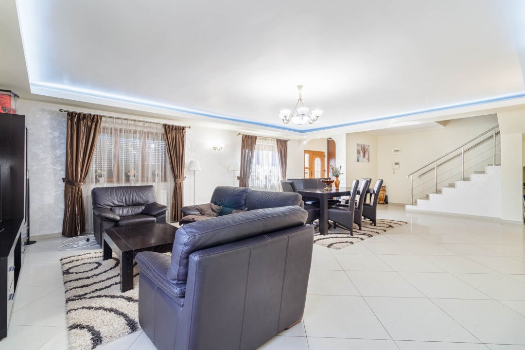 Casa Tunari Central – curte mare, living generos, pozitie excelenta