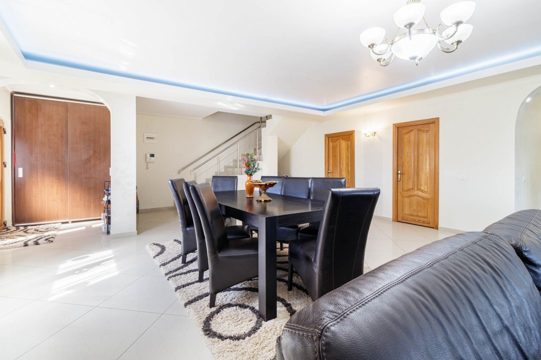 Casa Tunari Central – curte mare, living generos, pozitie excelenta