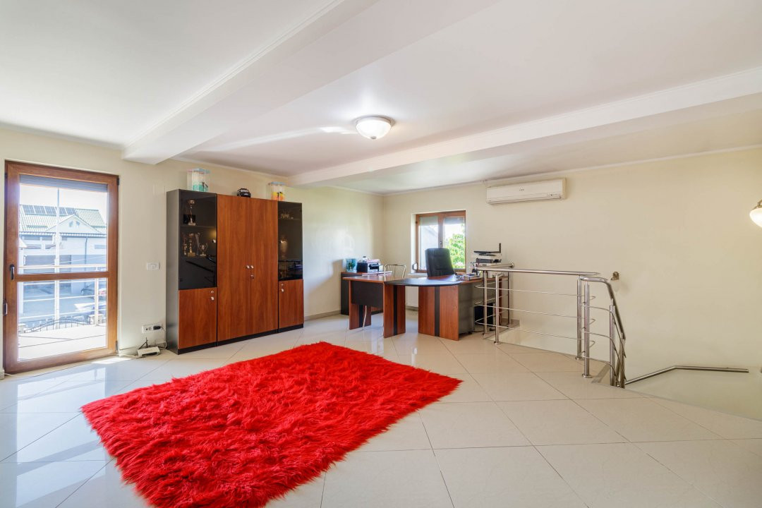 Casa Tunari Central – curte mare, living generos, pozitie excelenta