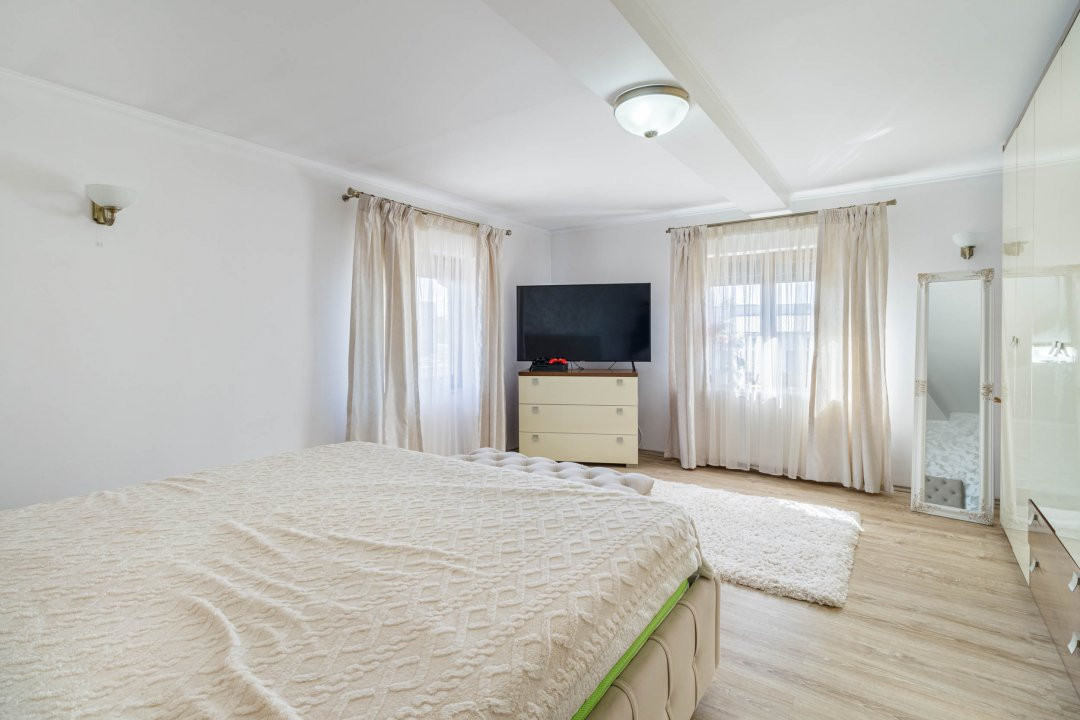 Casa Tunari Central – curte mare, living generos, pozitie excelenta