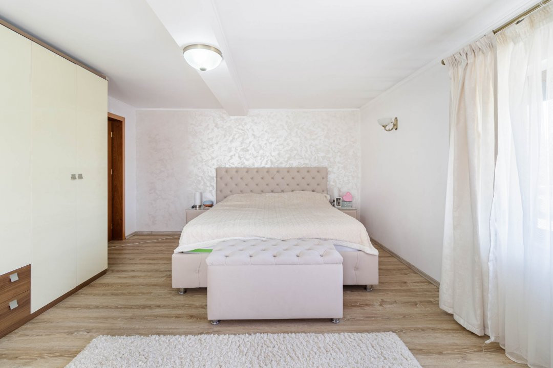 Casa Tunari Central – curte mare, living generos, pozitie excelenta