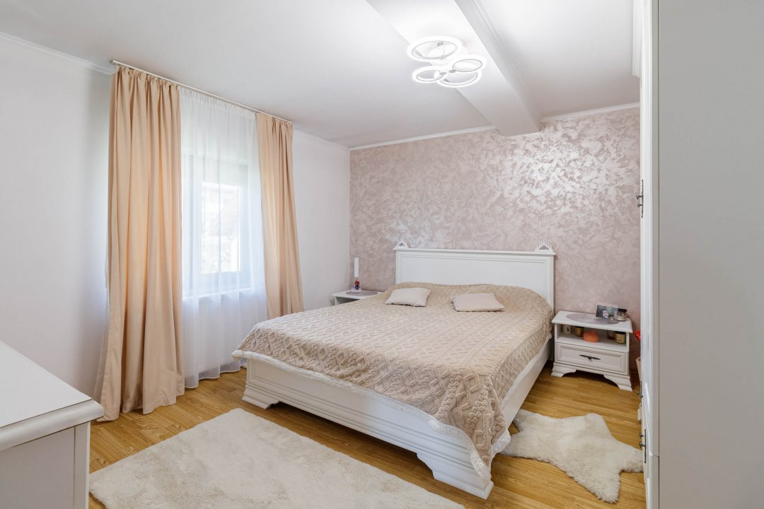 Casa Tunari Central – curte mare, living generos, pozitie excelenta