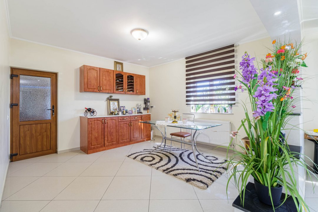 Casa Tunari Central – curte mare, living generos, pozitie excelenta