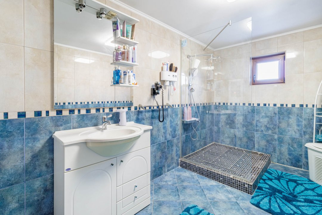 Casa Tunari Central – curte mare, living generos, pozitie excelenta