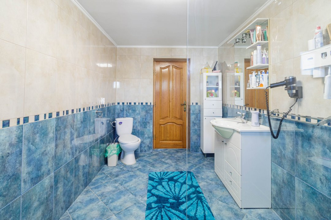 Casa Tunari Central – curte mare, living generos, pozitie excelenta