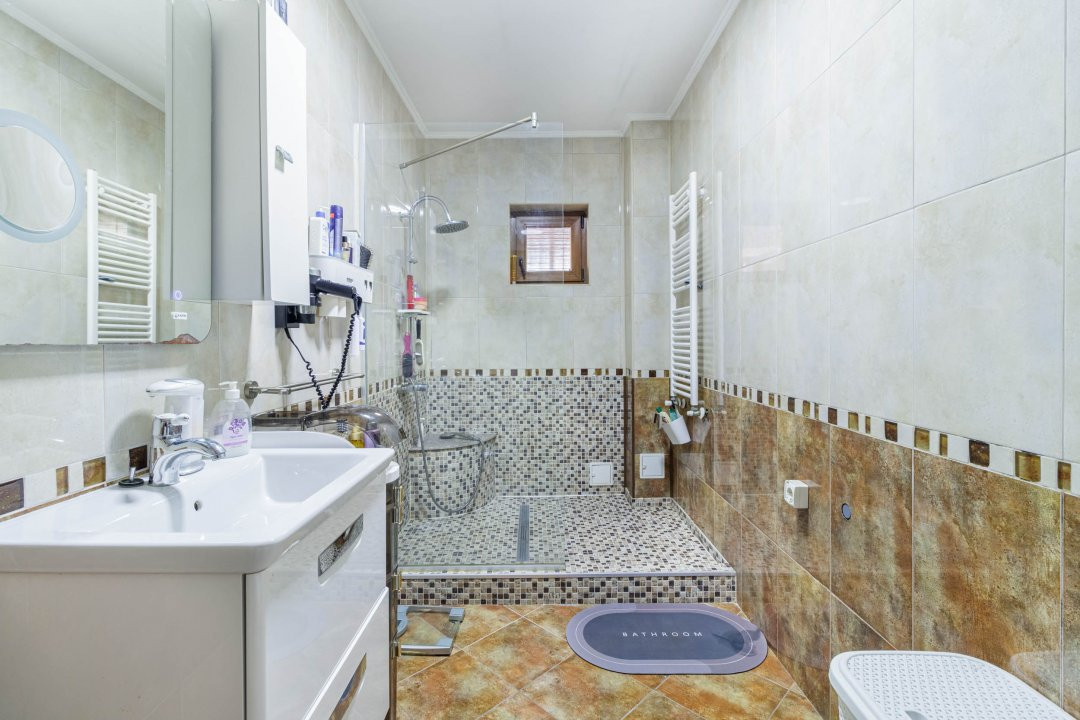 Casa Tunari Central – curte mare, living generos, pozitie excelenta