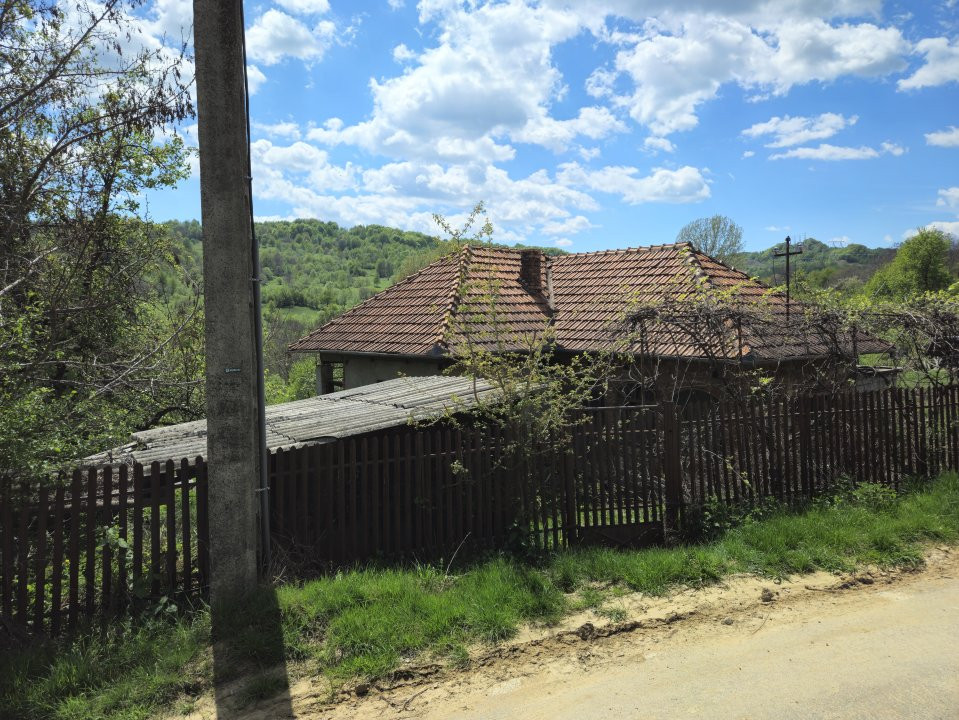 Teren 1200 mp + Casa - Comuna Arefu