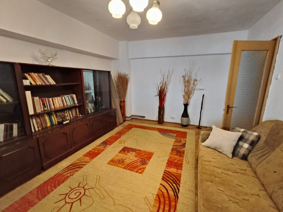 Apartament 3 camere ultracentral cu vedere la Coloana Infinitului