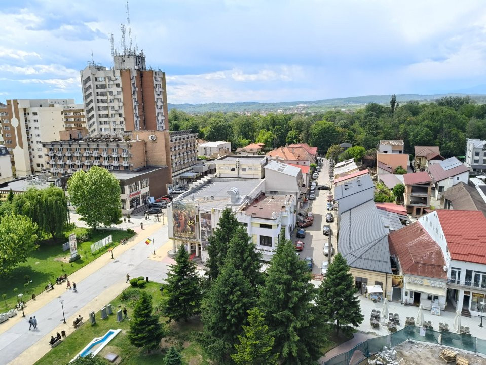 Apartament 3 camere ultracentral cu vedere la Coloana Infinitului