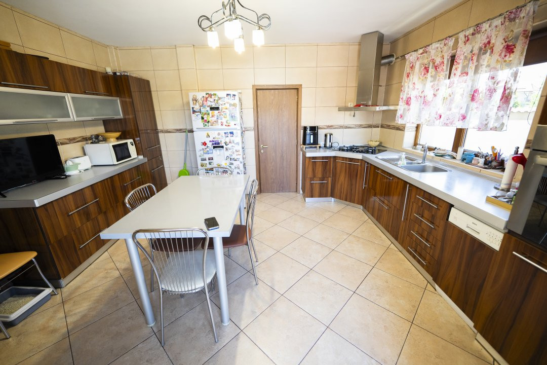 Casa 8 camere, 326 mp utili, teren 835 mp – cartier Rovine-Lapus Arges