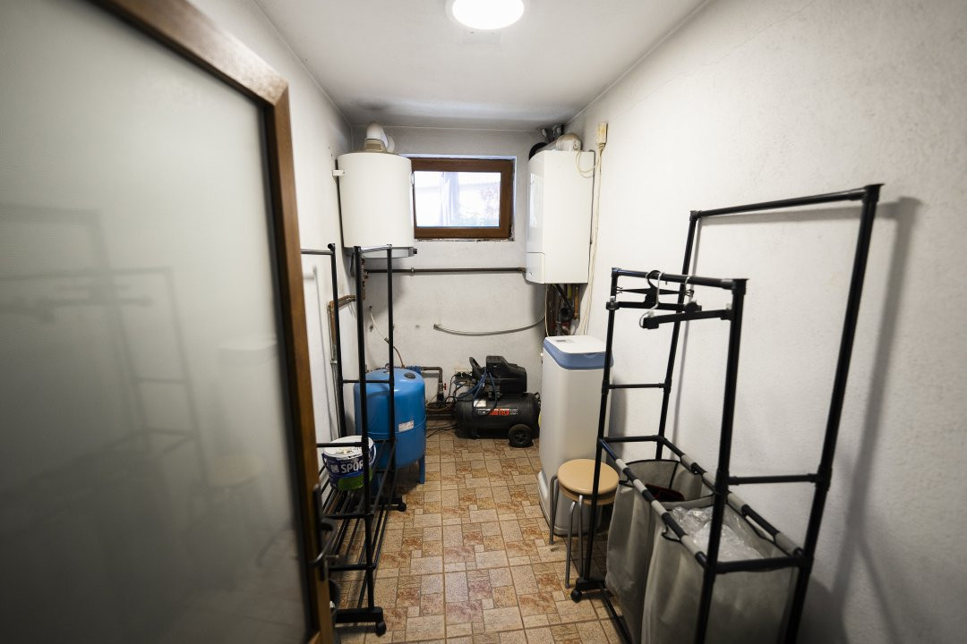 Casa 8 camere, 326 mp utili, teren 835 mp – cartier Rovine-Lapus Arges