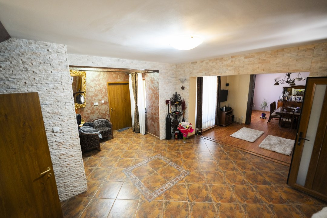 Casa 8 camere, 326 mp utili, teren 835 mp – cartier Rovine-Lapus Arges
