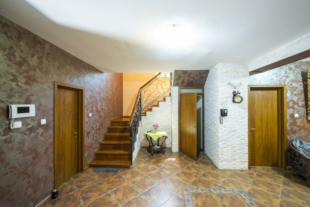 Casa 8 camere, 326 mp utili, teren 835 mp – cartier Rovine-Lapus Arges