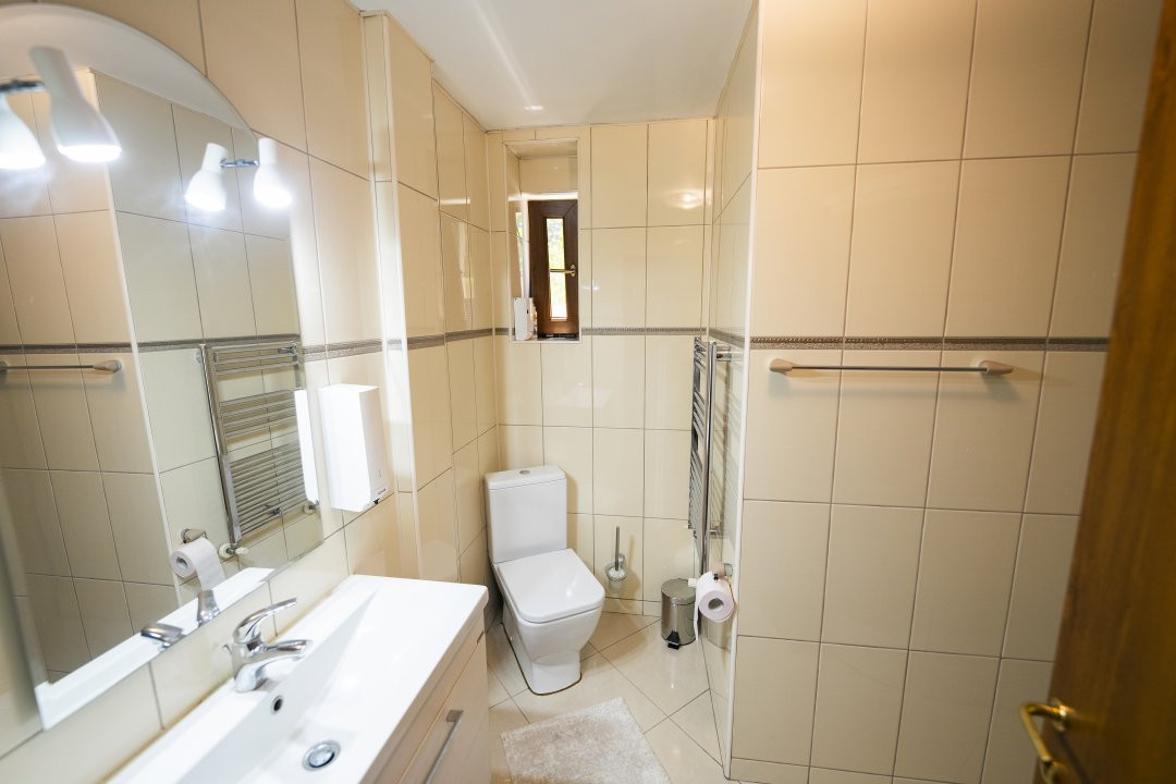 Casa 8 camere, 326 mp utili, teren 835 mp – cartier Rovine-Lapus Arges